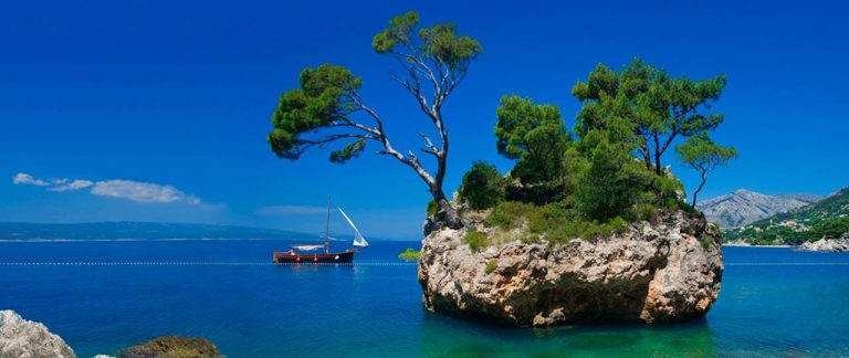 Kamen Brela am Strand Punta Rata in Brela, Kroatien