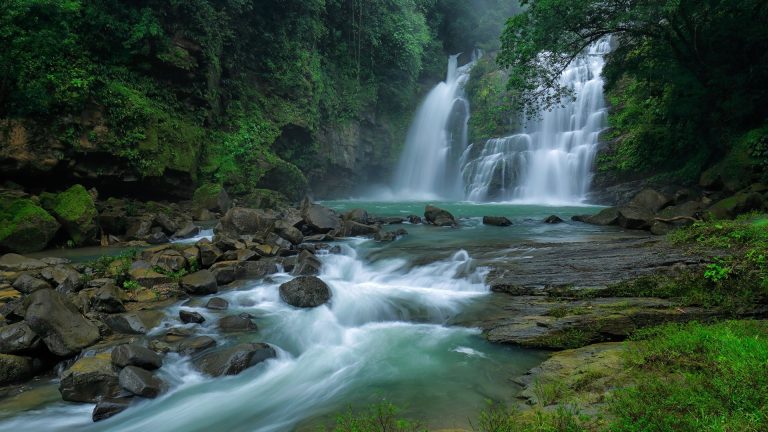 Nauyaca-Wasserfälle in der Nähe von Dominical, Costa Rica